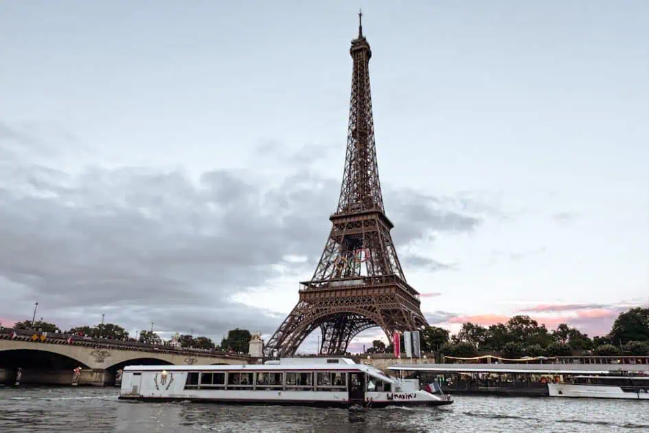 Paris Seine River Cruise Dinner capturing a boat with the view of Eiffel Tower