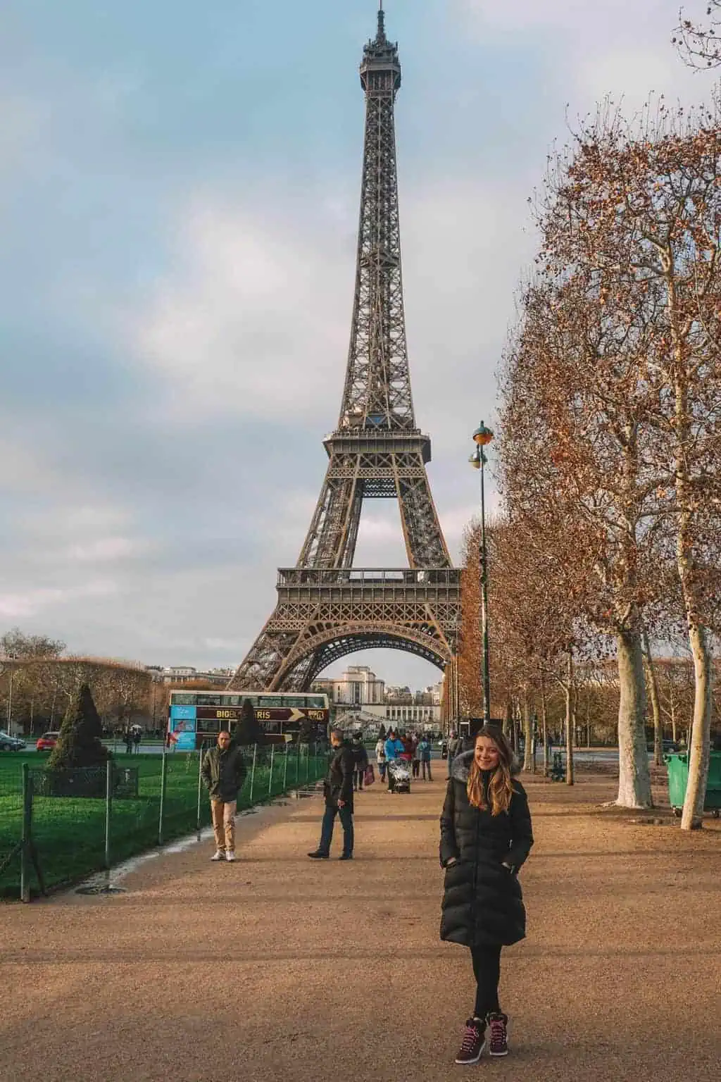 A week in Paris : Girl happily posing in front of the Eiffel Tower Paris